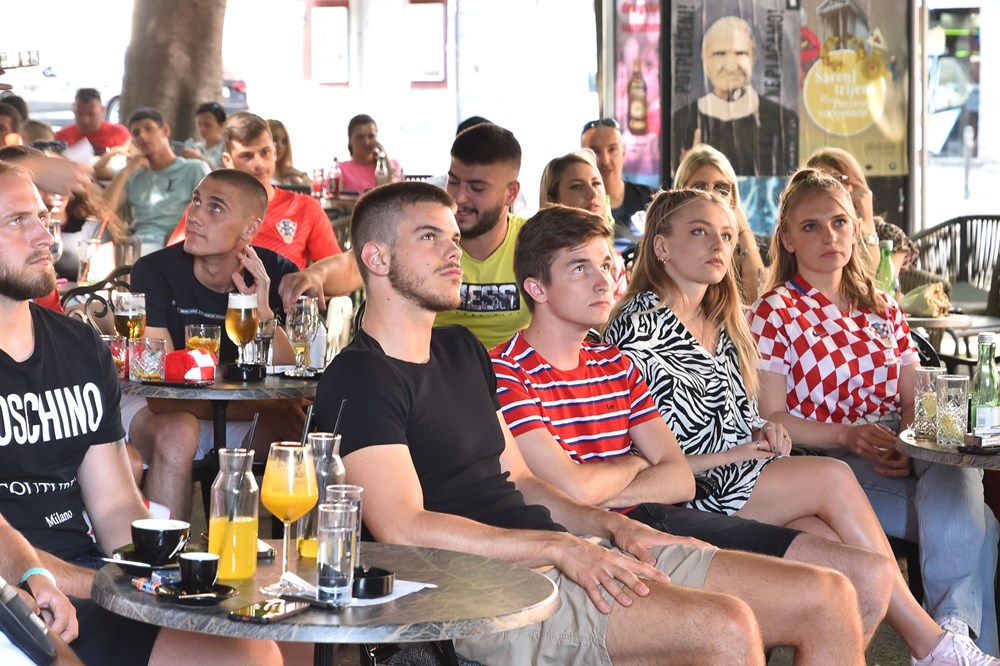 Gledanje utakmice Hrvatska - Engleske u Puli (Snimio Duško Marušić Čiči)